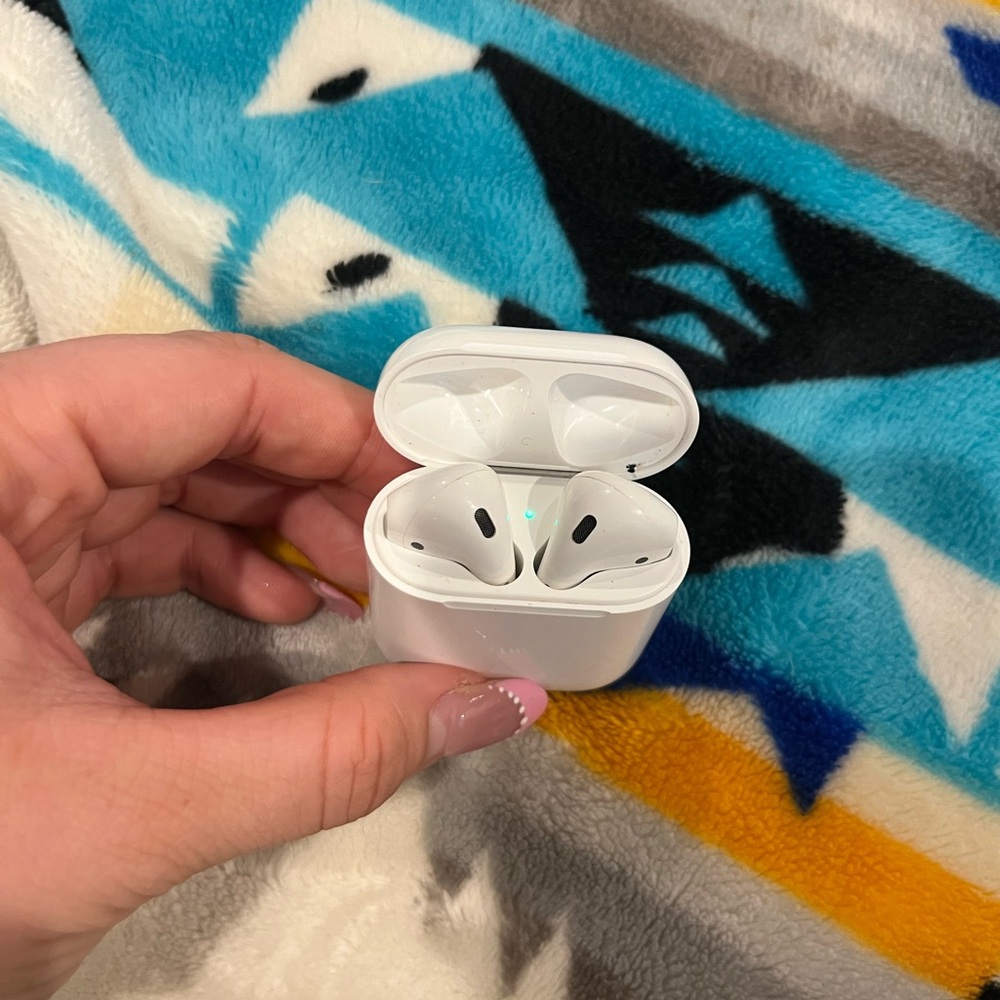 Apple White Earbud Headphones